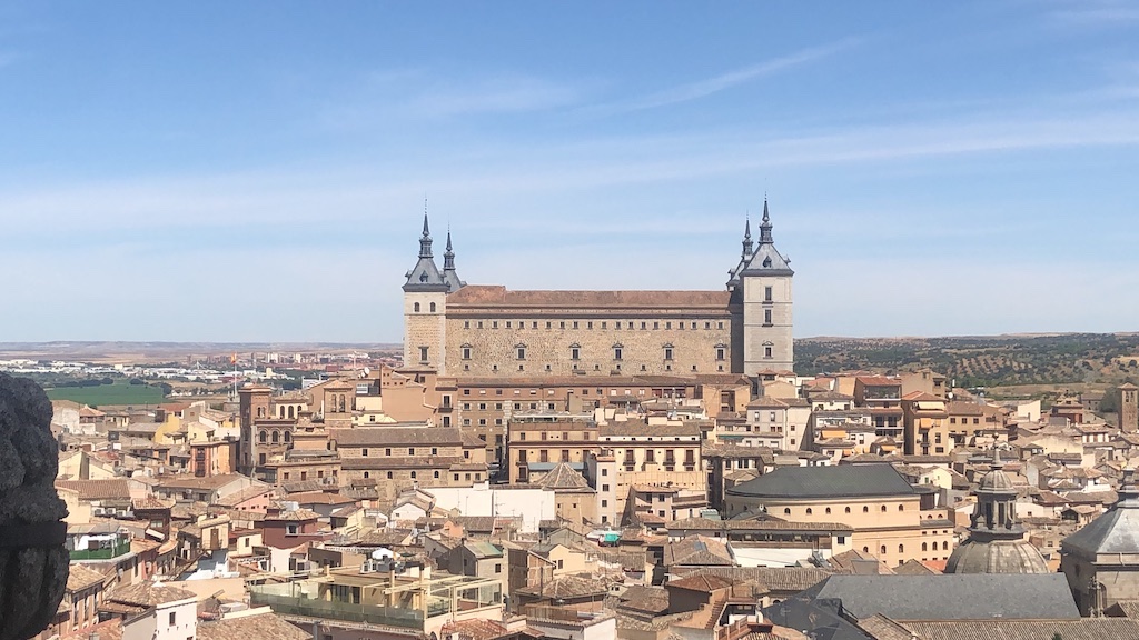 Panorámica de Toledo desde la Iglesia de los Jesuitas, con el Alcazar elevándose sobre Toledo.