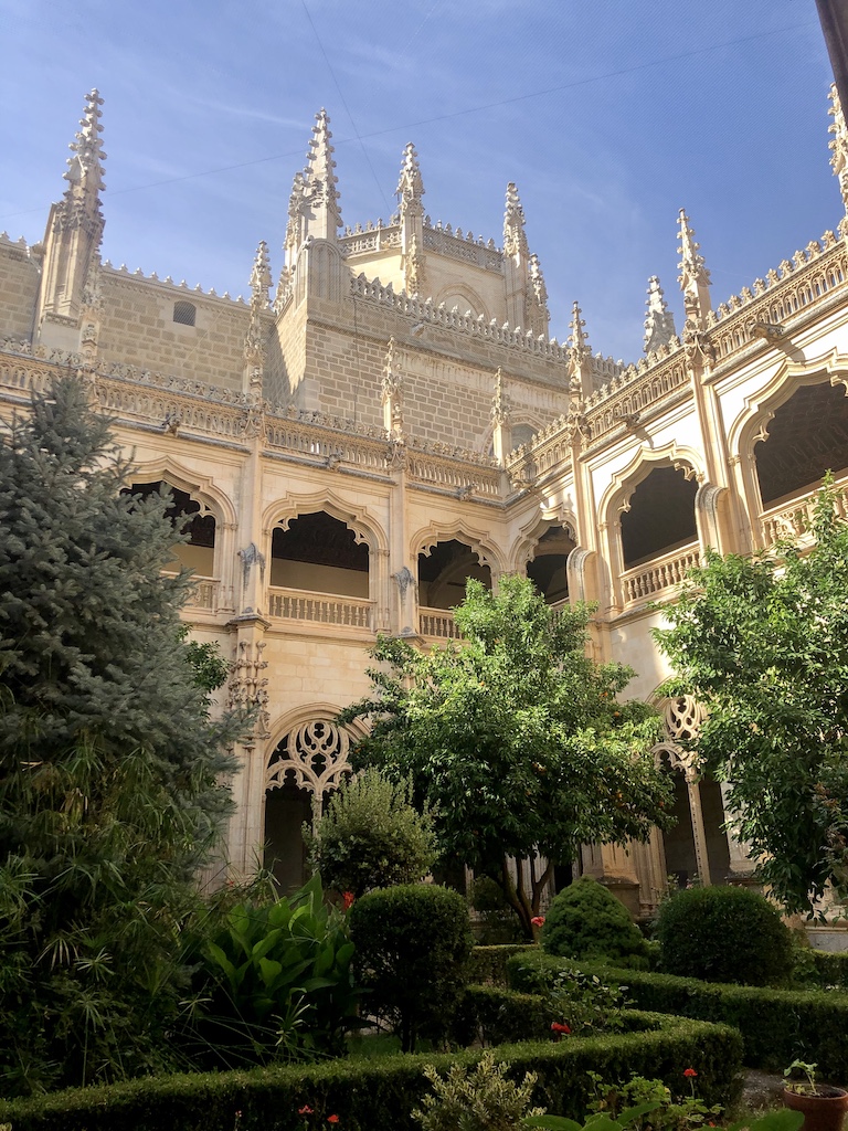 Ubicado en el antiguo barrio judío o judería de Toledo, fue mandado construir por los reyes católicos.