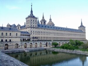 Descubre la Historia, Naturaleza y Gastronomía en El Escorial- Un Viaje Inolvidable