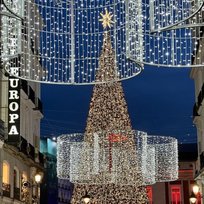 La Magia de Madrid en Navidad: Luces, Gastronomía y Ambiente Único